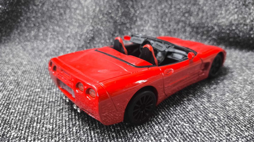 Модель Chevrolet Corvette 1997 масштаб 1:24 Bburago Italy
