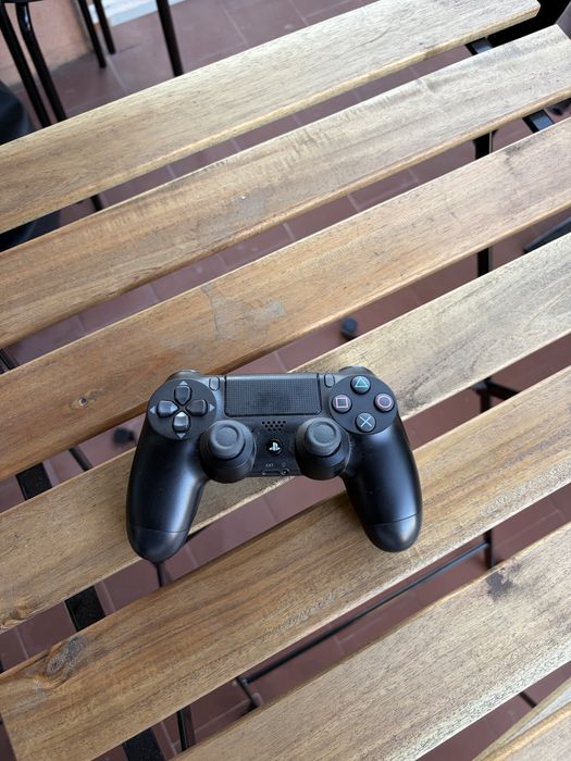Playstation 4 com comando preto