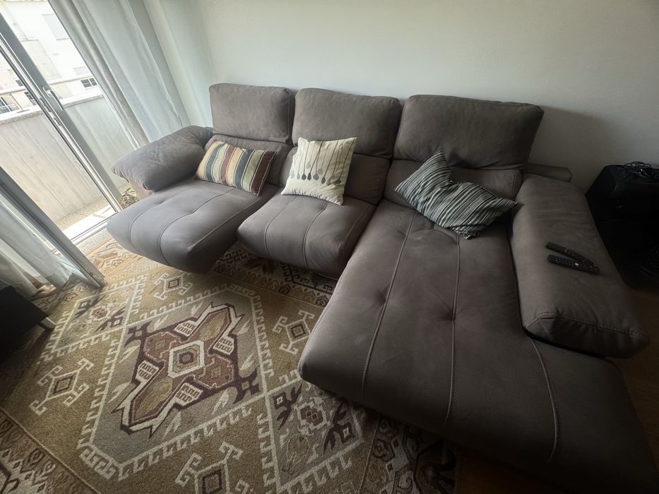 Sofa com chaise Long  300 cm por 160 cm com encostos cabeça regulaveis