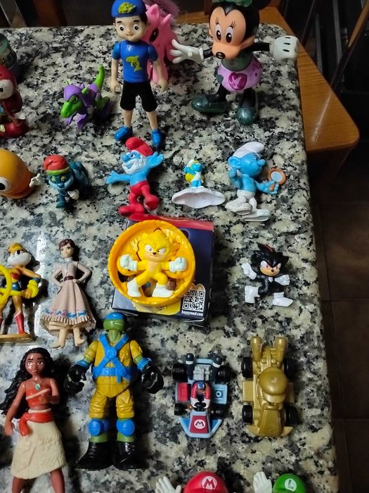 Bonecos miniaturas colecionáveis