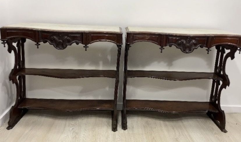 Antiga consola / credencia.