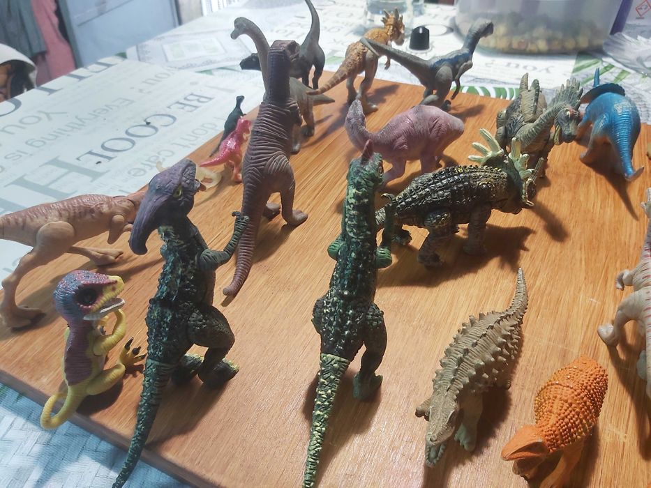 Várias figuras de dinossauros