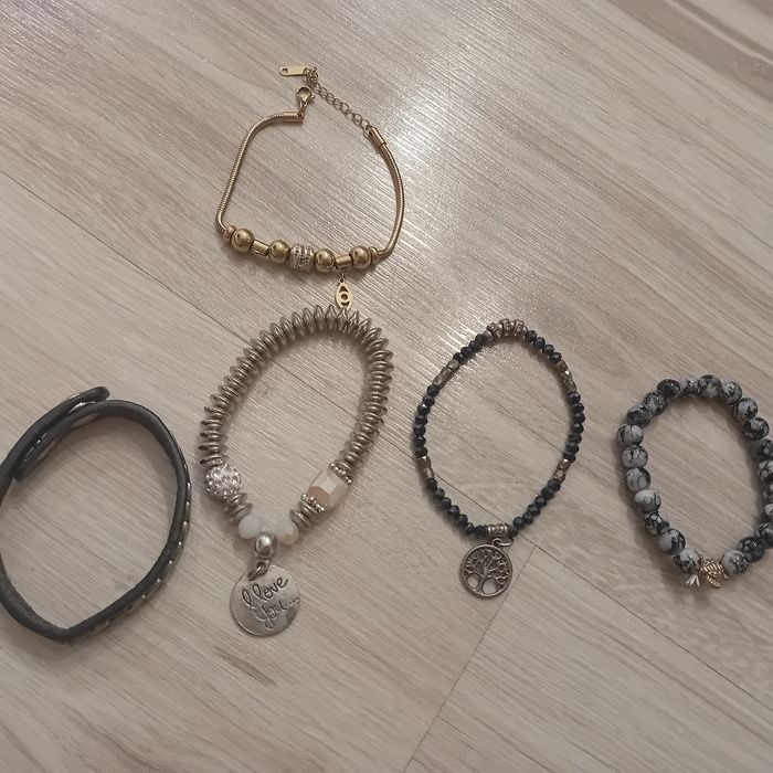 Zestaw bransoletek skórzane z kamieniami na gumce