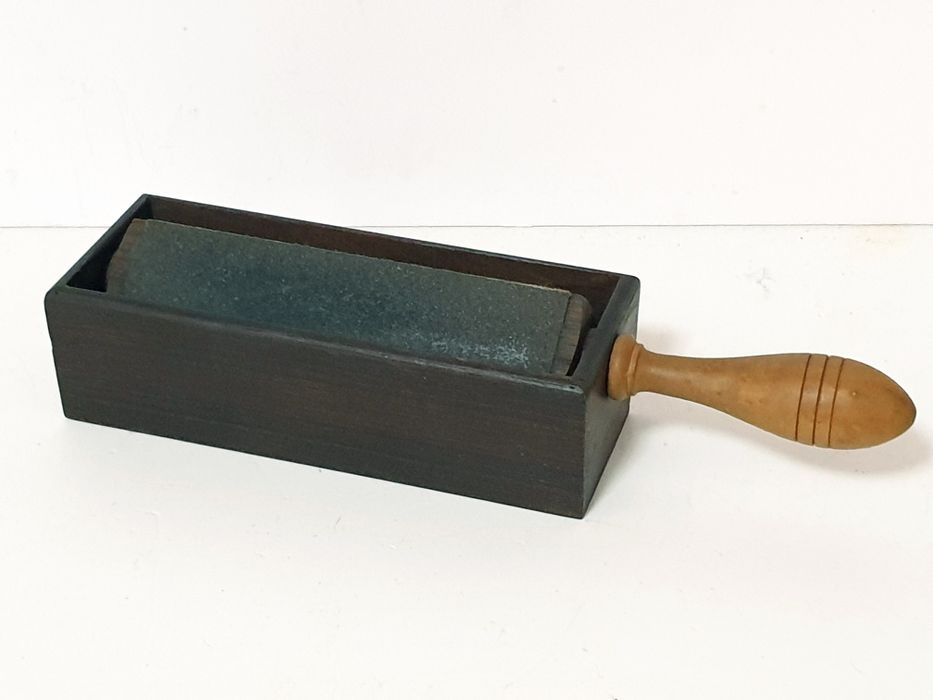 Antigo strop de escritório para afiar lápis