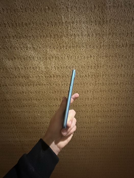 ZTE Blade 20. Ключові ознаки збігаються: квадратний блок із трьома камерами, спалахом і круглим сканером відбитка пальця під камерою.