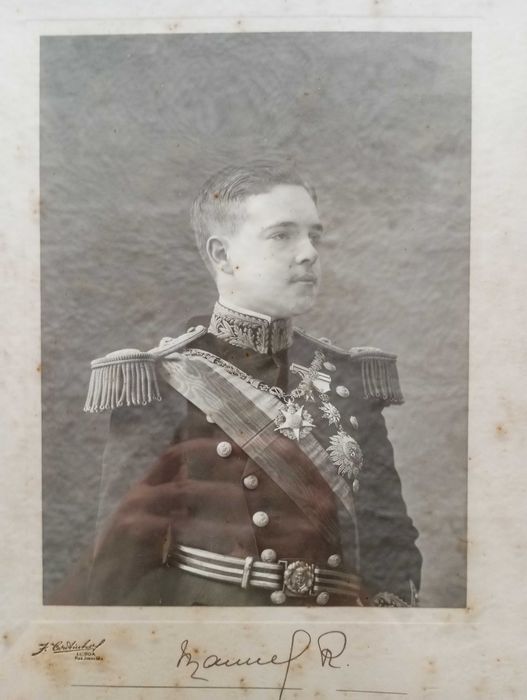 Antigo retrato emoldurado Rei D. Manuel II assinado