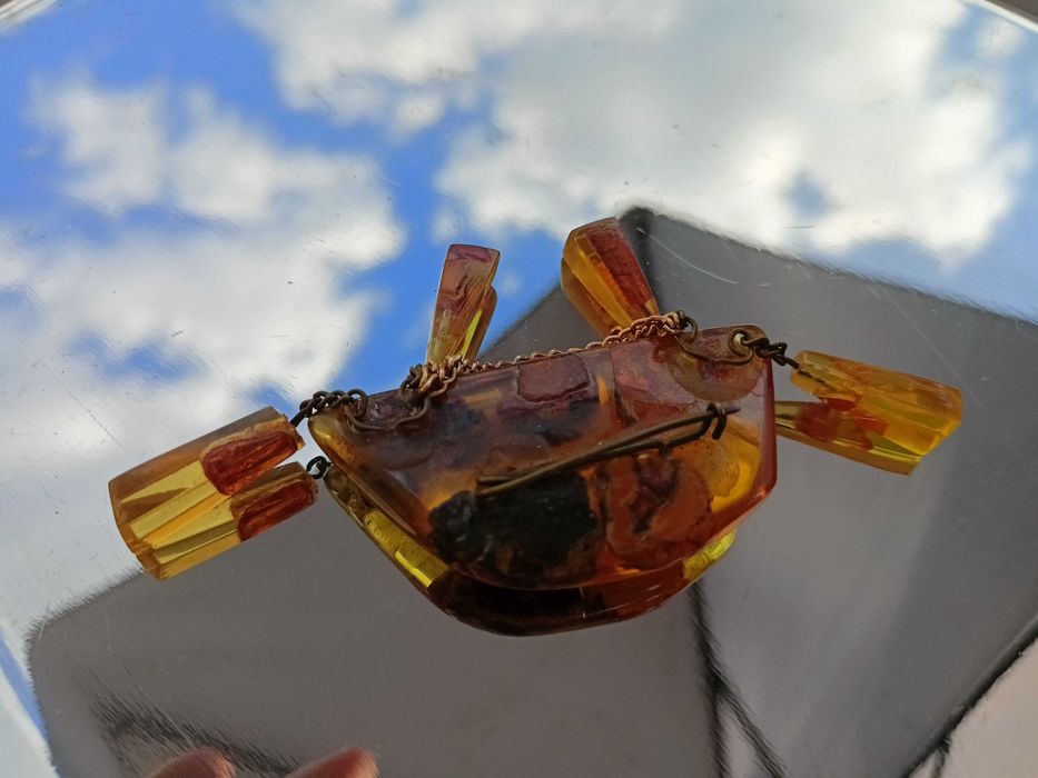 broszka z zatapianymi bursztynami szlifowana vintage