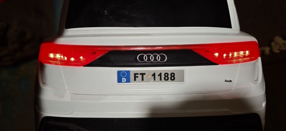 Дитячий електромобіль Audi Q8