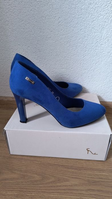 Czółenka w kolorze indygo