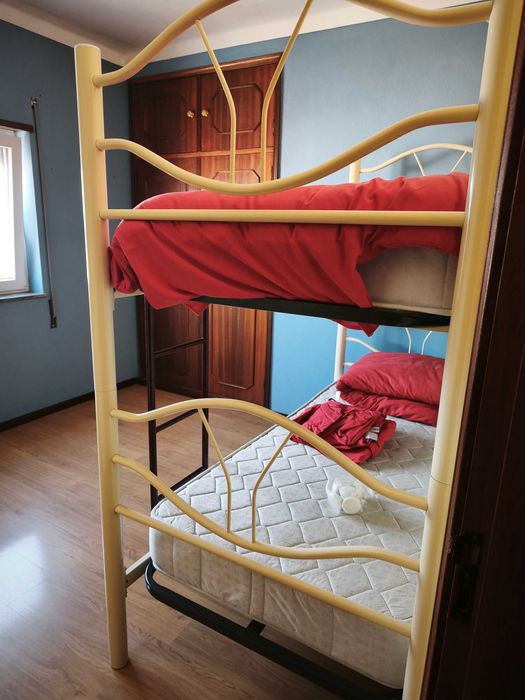 Beliche metálico de 2 camas separáveis com colchões incluídos
