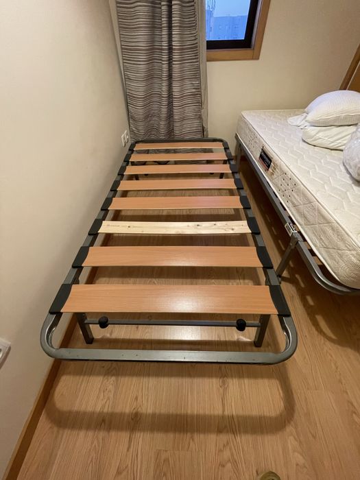 Estrado duplo recolhe debaixo da cama