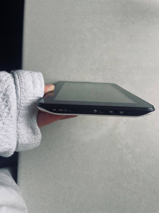 Планщет з цілим, не поцарапаним екраном