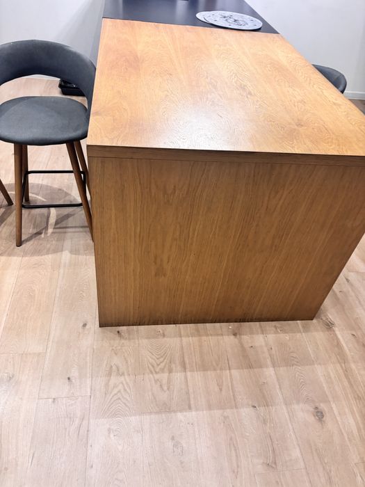 Wyspa kuchenna z hokerami