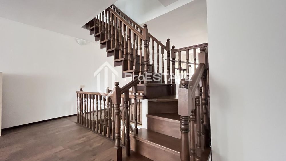 Продаж Таунхауса + гараж в центрі Борисполя