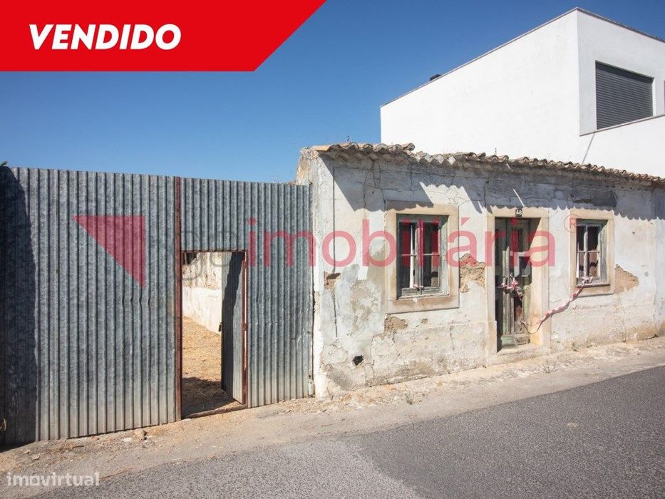 Moradia para Renovar com Arrecadação e Arrumos