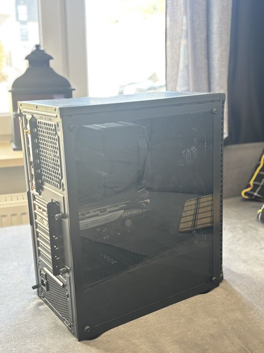 Mocny PC do gier RTX 4070 + 2 monitory + akcesoria – gotowy setup