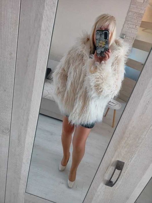 Wiralowe futerko Lama ecru z kapturem