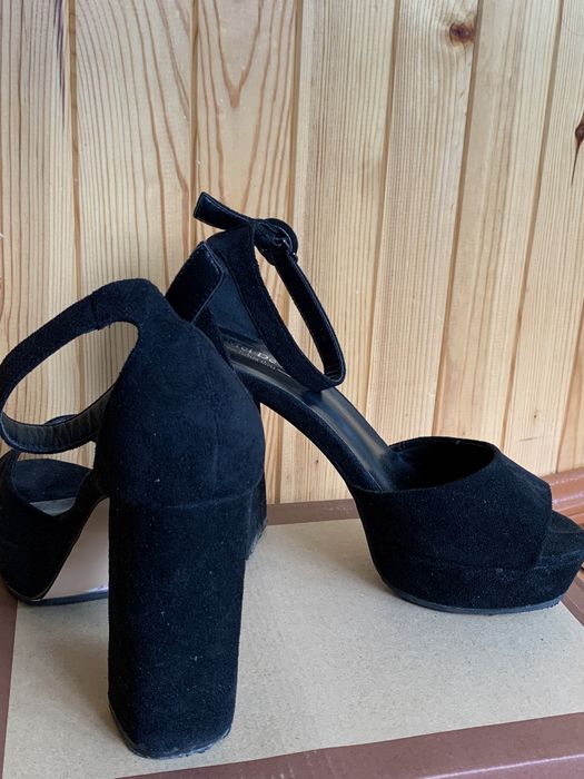 Босоніжки на каблуку