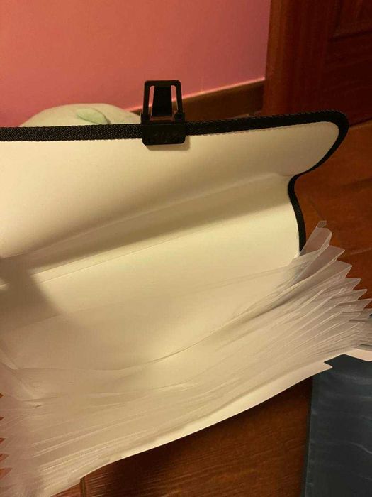 Vou vender lápis.  pastas de papelaria.  carros de brinquedo  cartões