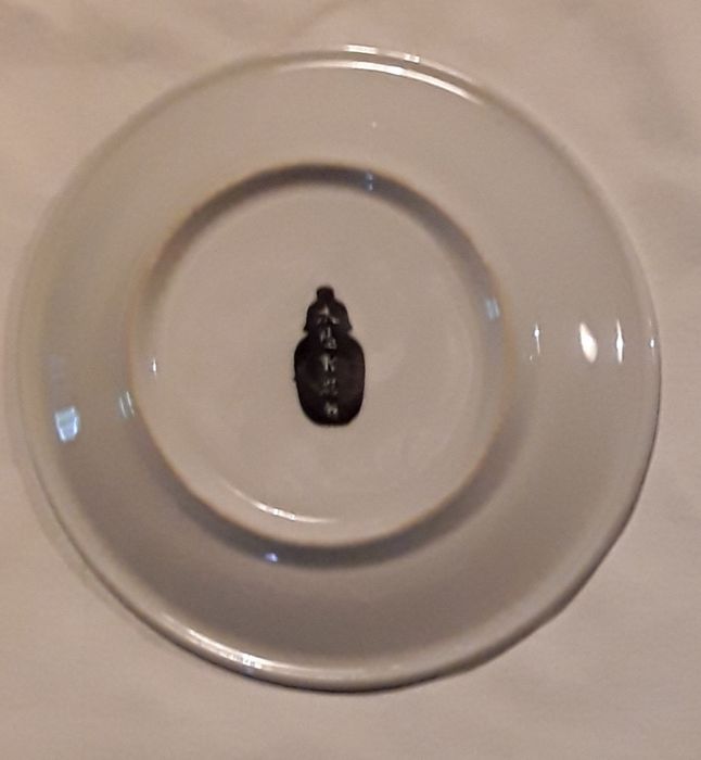 Antigo prato decorativo em porcelana, com motivos chineses