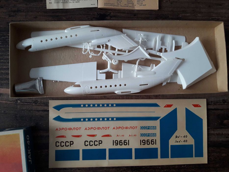 сборная модель самолета ЯК-40 ГДР