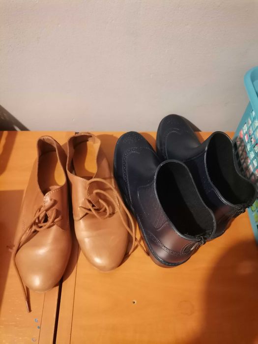 Mini botas e um par de sapato