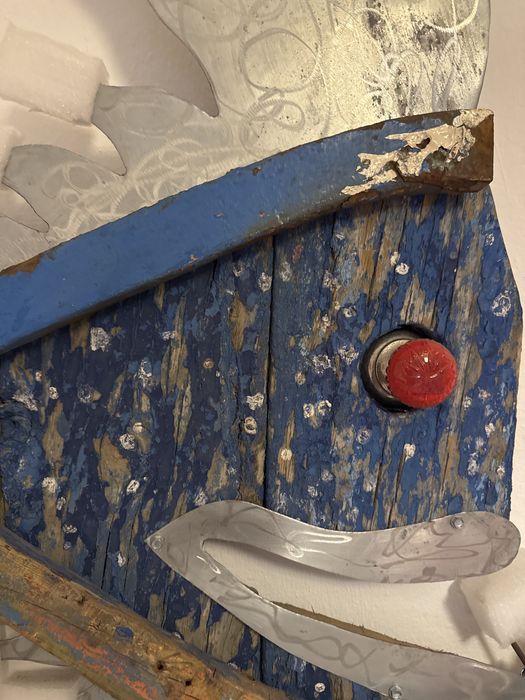 Peixe feito de madeira e latão. Obra de arte