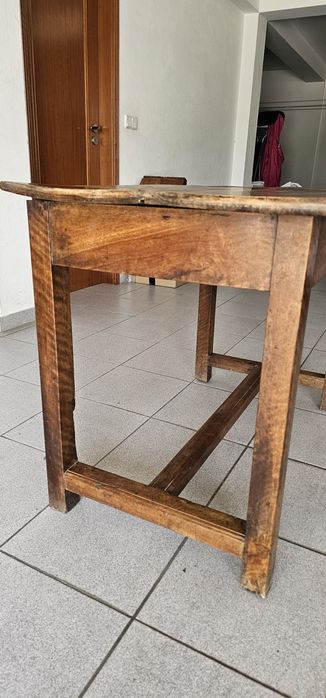 Mesa de madeira antiga