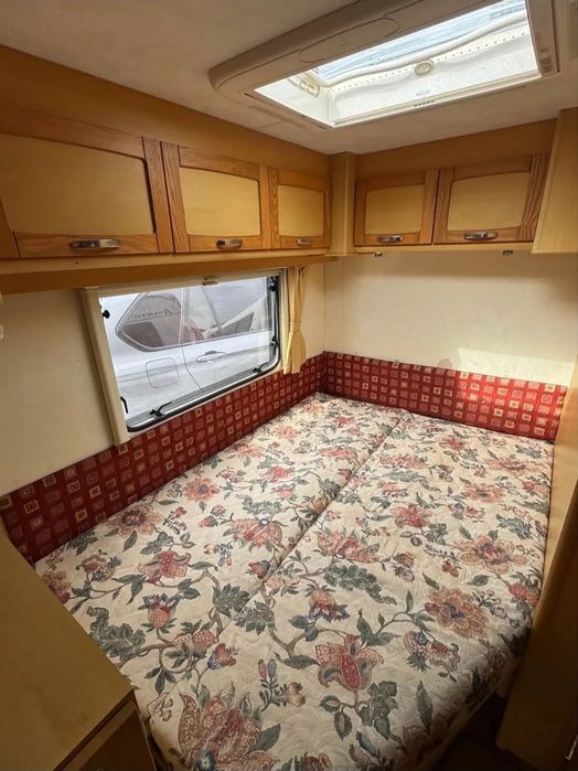 Caravana com quarto de casal cama feita