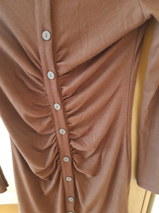 Brązowa sukienka midi, z długim rękawem - Stradivarius