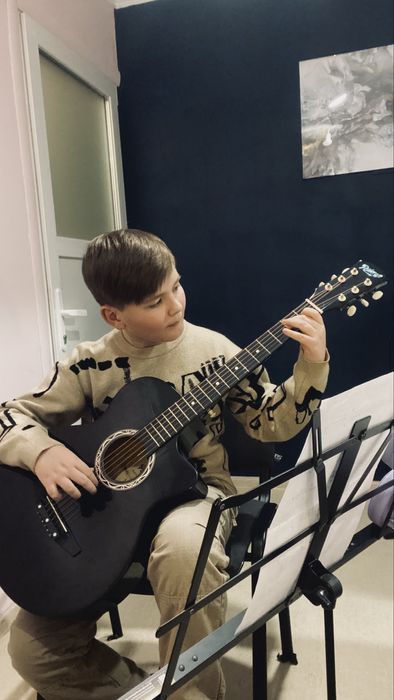 Навчу грати на єлектрогітарі,акустиці,укулеле