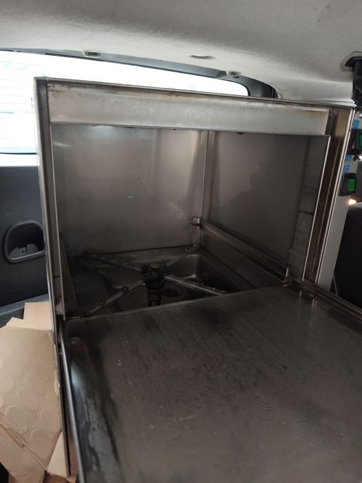 Máquina de café, moinho e lavar chávinas