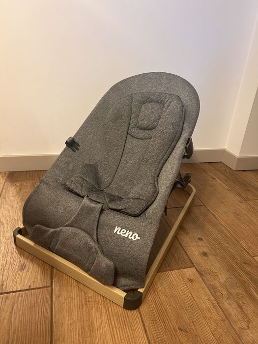 Leżaczek bujaczek z zabawką