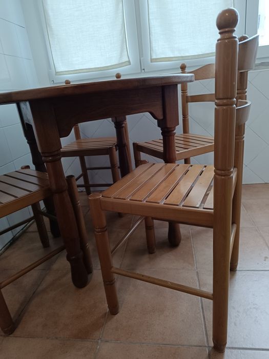 Mesa redonda com 4 cadeiras de madeira