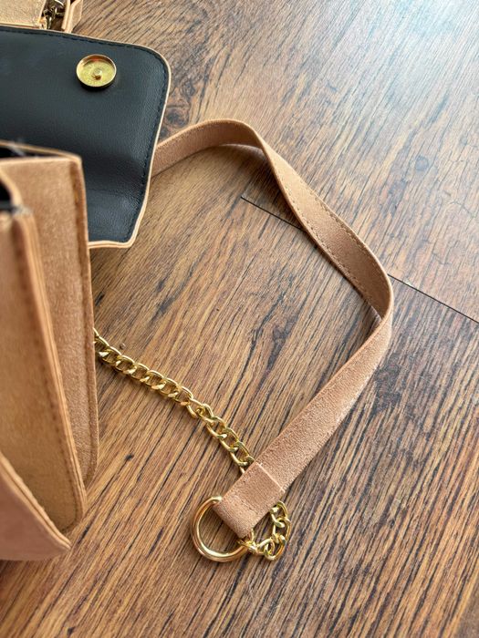 Beżowa, brązowa torebka, na ramię, łańcuszek, ala zamszowa, kopertówka