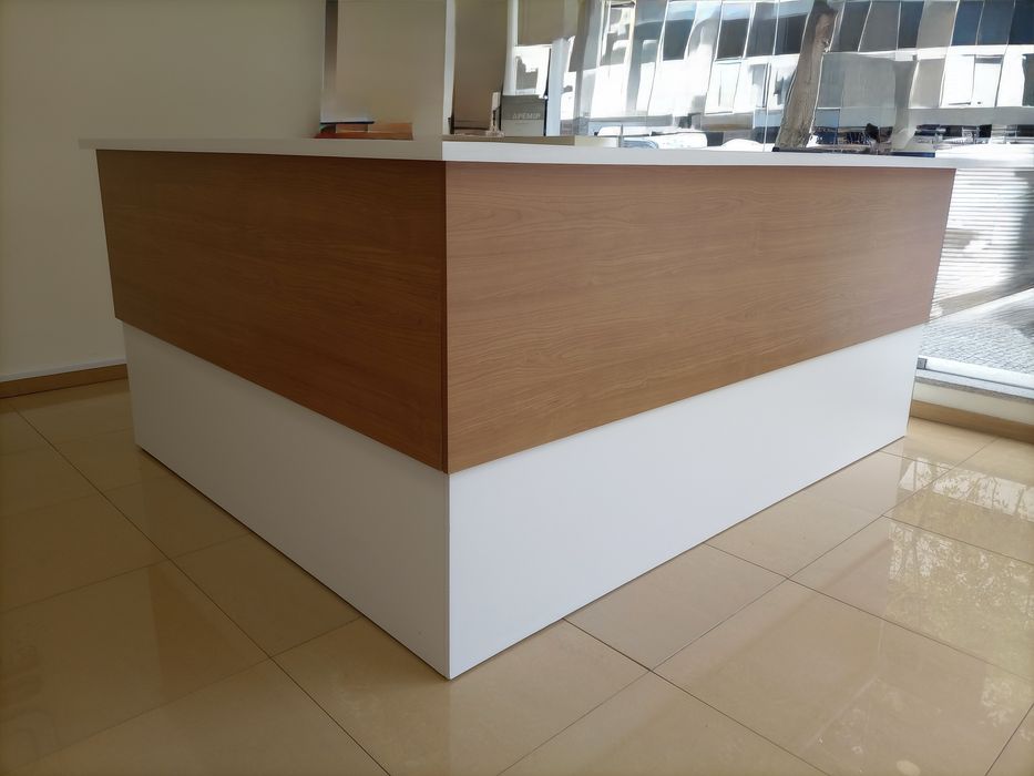 Balcão de Receção / Atendimento em Madeira e Branco