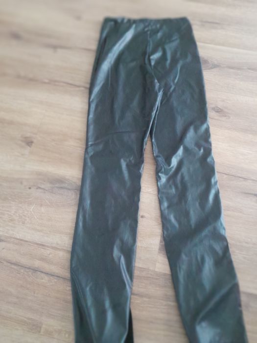 PrettyLittleThing spodnie skóropodobne