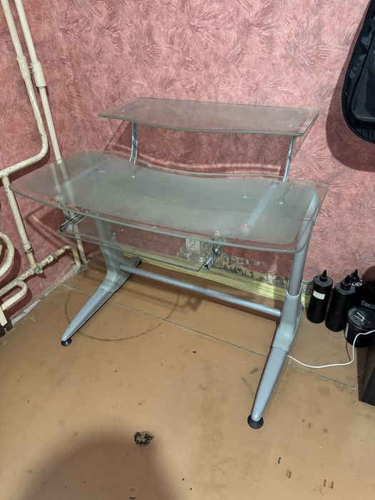 Продам стеклянный стол разборной !