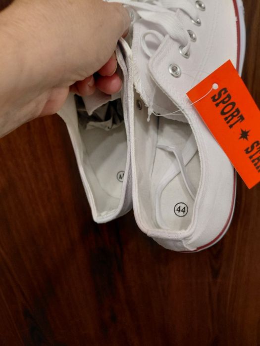 Białe nowe unisex tenisówki