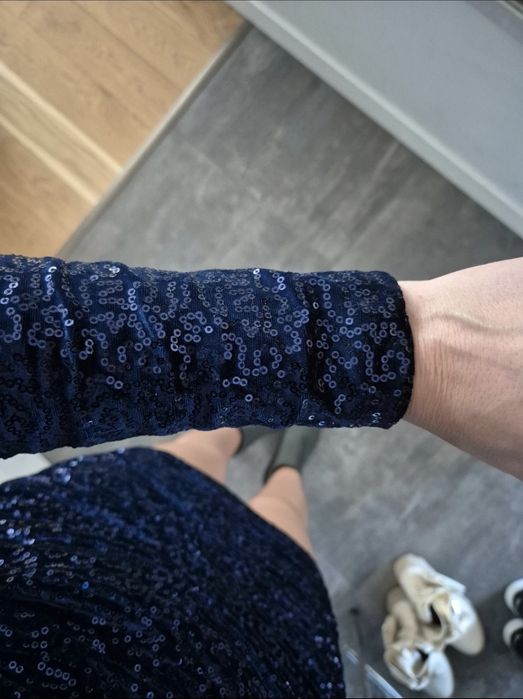 Welurowa sukienka z cekinami i wycięciem na plecach Roco 34