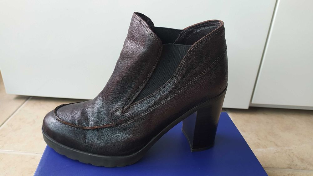 Sapato tacão castanho.