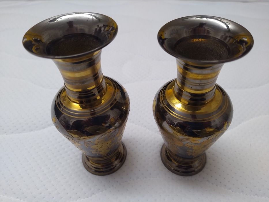 Vaso jarra de latão bicolor Fabricado na Índia Pátina natural.