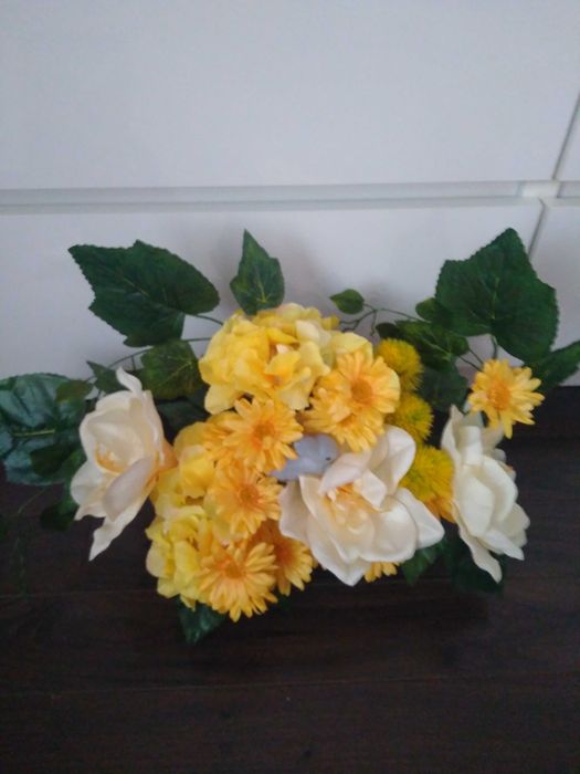 Kompozycja na cmentarz obciążona