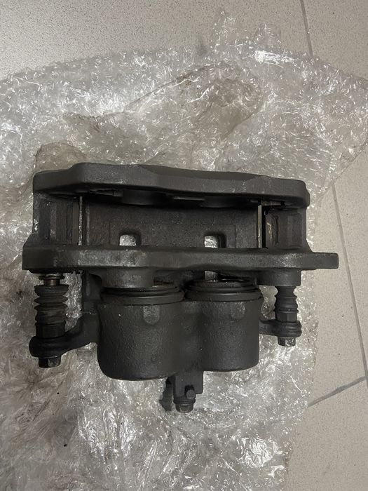 Pinças de travão Nissan D22 com suportes e oferta de pastilhas novas