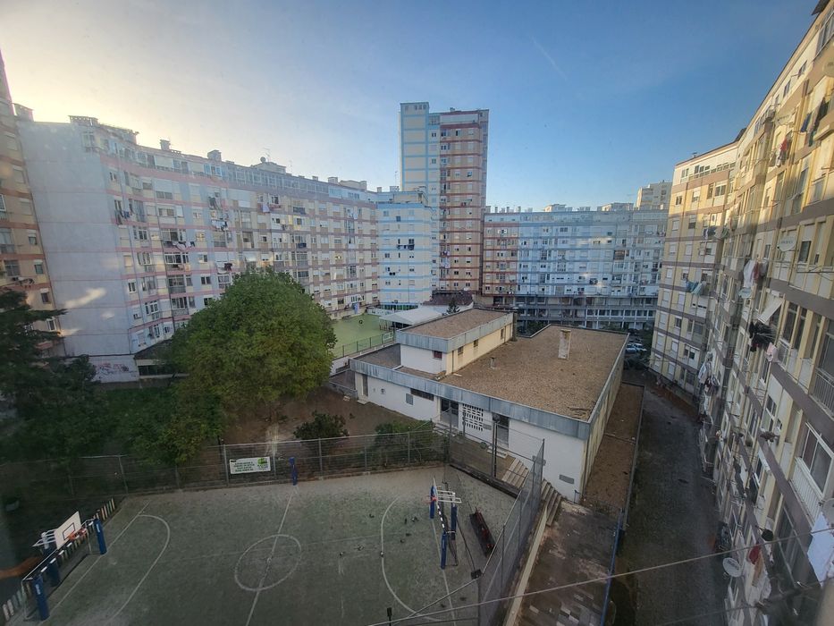 T1, Reboleira com contrato de arrendamento, junto ao centro de saúde