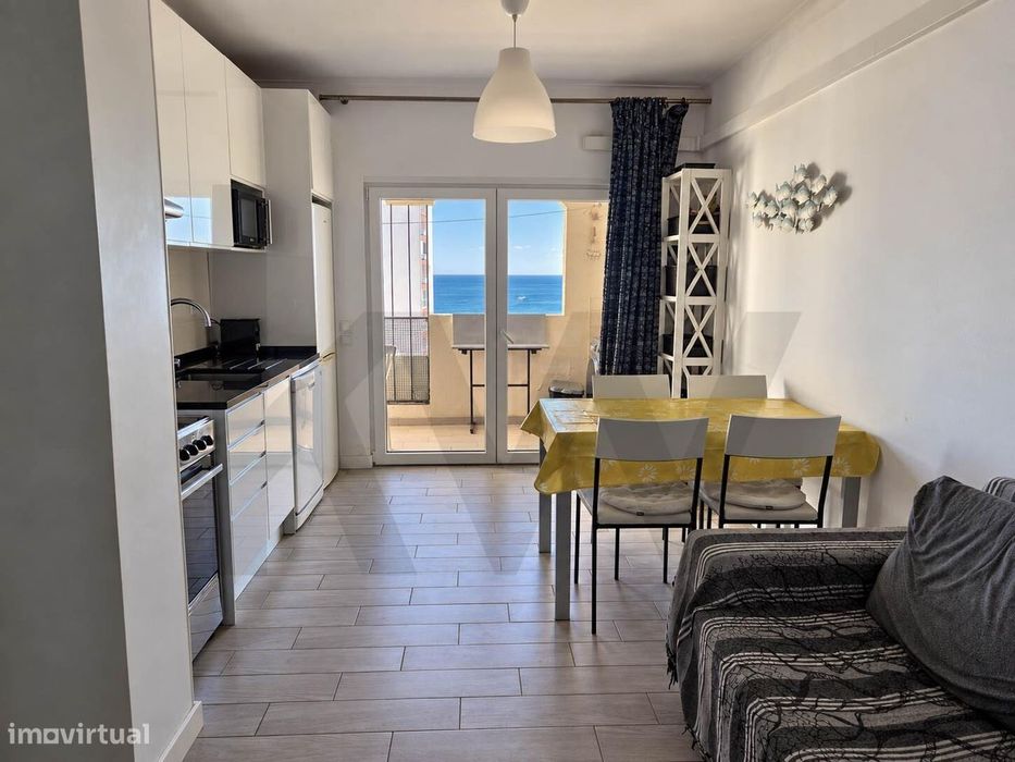 Apartamento T1+1 com vista para o mar, a 3 minutos a pé da Praia da Ro