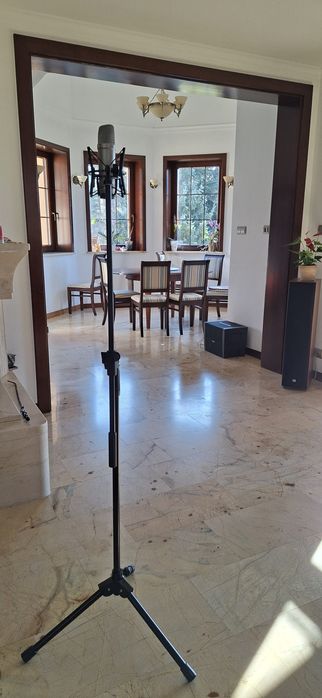 Statyw mikrofonów łamany solidny.