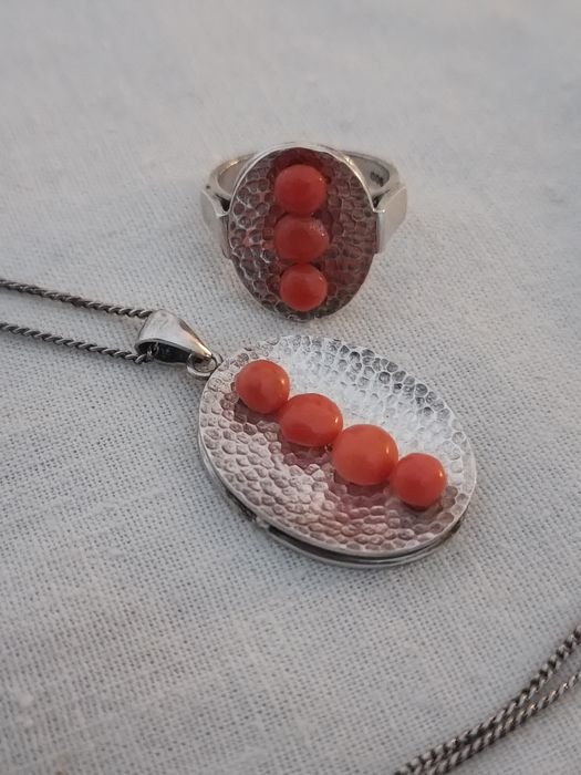 Кораллы и серебро Кулон и кольцо.Старинный сет. Европа