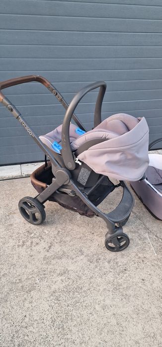 Carrinho de bebé e acessórios