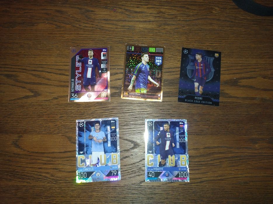 5 różnych kart piłkarskich